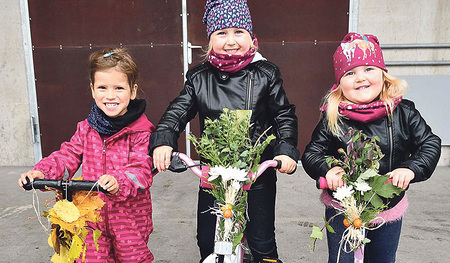 Die Kinder sind mit Begeisterung beim Erndedankfest dabei.  
