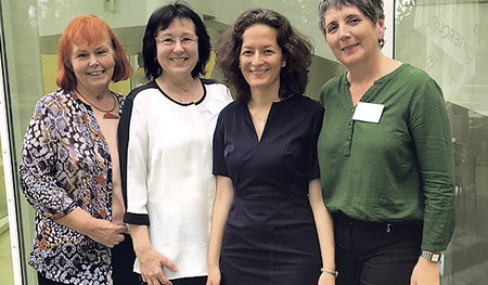 KFBÖ-Leitung: Eva Oberhauser, Veronika Pernsteiner, Petra Unterberger mit der Theologin Michaela Quast-Neulinger (zweite von rechts)  