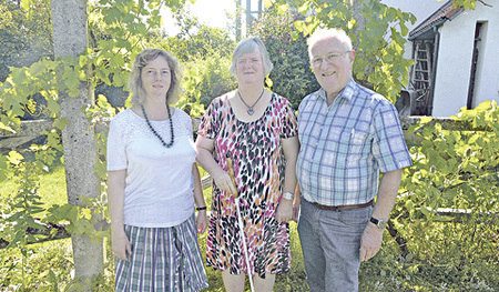 Im Bibelgarten: Fleur Kalser, Monika Aufreiter und Heinz Kellner (v. l. n. r.).