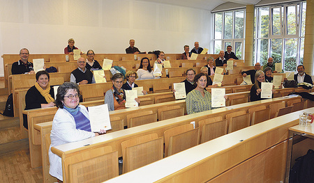 Die Absolvent/innen mit ihren Zertifikaten   