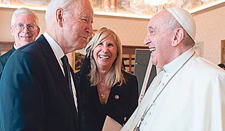 US-Präsident Joe Biden in Begleitung seiner Ehefrau Jill beim Papst im Vatikan.