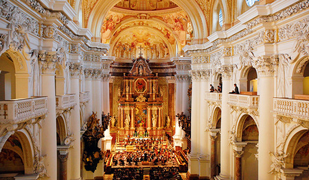 In der Stiftsbasilika findet das Symphoniekonzert statt.