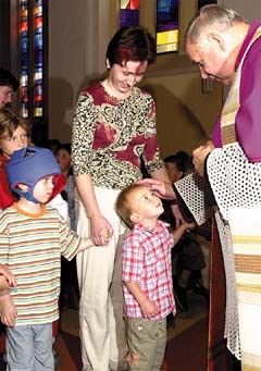 50 Jahre Pfarre Micheldorf; Feier mit Bischof Maximilian:Kindersegnung - Besuch im Behindertenzentrum Sch?n - Firmung - Festmesse