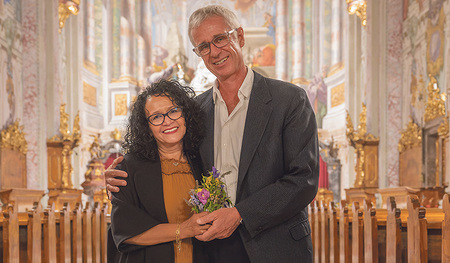 Martin Mayr mit seiner Ehefrau Lou am Rande eines Gottesdienstes in Spital am Pyhrn