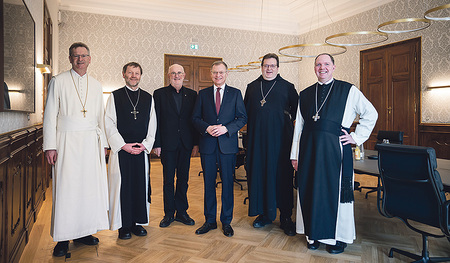 Abt Lukas Dikany vom Stift Schlägl (von links), Abt Reinhold Dessl (Stift Wilhering), Propst Johann Holzinger (Stift St. Florian), Landeshauptmann Thomas Stelzer, Abt  Maximilian Neulinger (Stift Lambach) und Abt Nikolaus Thiel (Stift Schlierbach)  