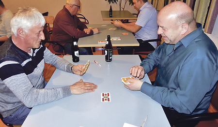 Ein Bier durfte beim Schnapsen nicht fehlen.   KMB Bad Zell