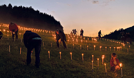 Heiße Sache: 3000 Fackeln erhellten die Mühlviertler Alm, auf dem Johannesweg brannte die Sonne auf die Pilger:innen.