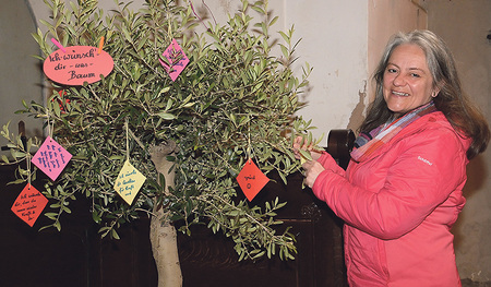 Heidi Staltner-Kix von der Citypastoral Steyr mit dem Wünsche-Baum    
