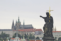 Niederleitner / KiZ Ein Symbol für die Kirche insgesamt: der Veitsdom in Prag auf dem Hradschin
