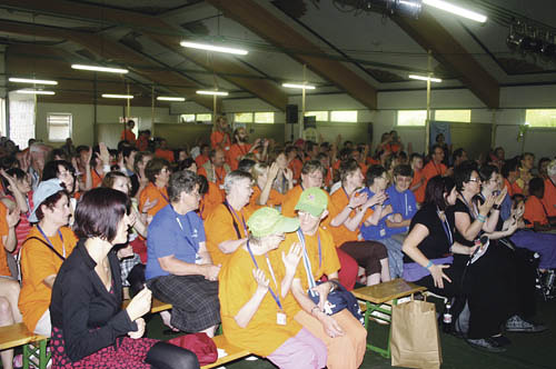 Gottesdienst zum Beginn des 2. Tages beim Geh?rlosentreffen mit etwa 170 Teilnehmerinnen und Teilnehmern aus mehreren Nationen in Schenkenfelden, Stockhalle