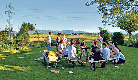 Aktive Gemeinschaft, die miteinander viel Spaß hat. Szenen von Treffen der KJ Eberstalzell.   