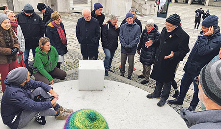 Bei der Tagung des Internationalen Versöhnungsbundes besuchten die Teilnehmer/innen auch das Mahnmal für aktive Gewaltfreiheit.   