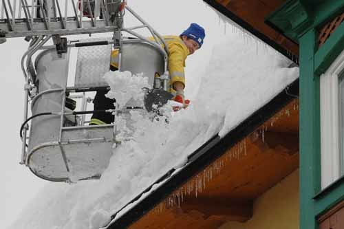 Winterimpressionen, Schnee, Schneehaube, Ruhe, Park, Sch?ler, Lastwagen, Bagger, Schneemassen, Autos, Bahnhof Bad Ischl, Sperre, Gefahr, Einsturz, Dach, D?cher, Schneeschaufel, Feuerwehr, Freiwillige Feuerwehr, Hilfe, Angst, Ehrenamt, Feuerwehrauto, 