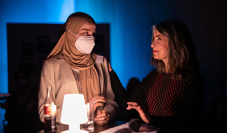 Die 22-jährige Autorin Cheda mit „ihrer“ Leserin Mathilde Schwabeneder