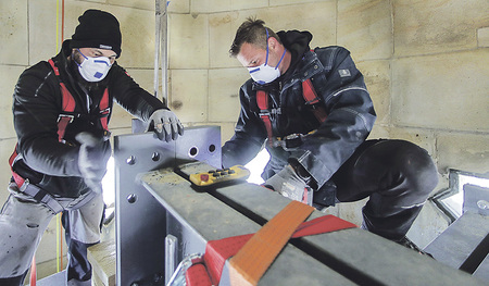 Die Masken, die die Arbeiter im Dom tragen müssen, schützen vor Staub und Viren.