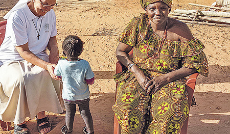 Sr. Mariangela nimmt sich um Klein und Groß an.   