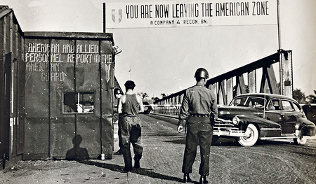 Die 1932 erbaute und im Wesentlichen bis heute unveränderte Ennsbrücke von der „amerikanischen“, der Ennser Seite aus gesehen.    