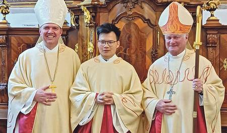 Der neugeweihte Priester P. Samuel Lai OCist (Mitte) mit Abt Nikolaus Thiel (links) und Bischof Manfred Scheuer