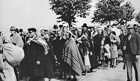 Für viele Vertriebene und Flüchtlinge aus dem Osten (links) waren Oberösterreich und Linz ein wichtiges Ziel, sagt Univ.-Prof. Barbara Stelzl-Marx.  