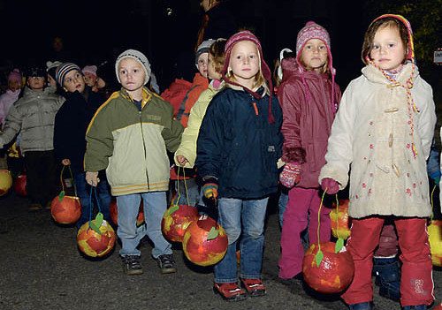 Kindergarten Schiedermayrstra?e feierte der Heilige Martin mit ein Laterne Umzug im Zentrum von Kirchdorf mit der Heilige Martin auf ein Pferd 