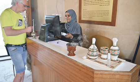 Ein Weihrauchgefäß an der Kassa eines Museums.    