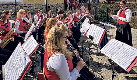 Musikkapelle St. Magdalena: Diese feiert heuer ihr 75 Jahr Jubilläum und gestaltet musikalisch immer wieder Gottesdienste und Prozessionen. Insgesamt gibt es 479  MItgliedskapellen des OÖ. Blasmusikverbands in Oberösterreich. 