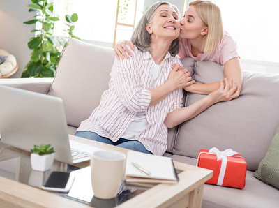 Geschenkabo der Kirchenzeitung / deagreez - stock.adobe.com Positive Familie die Geschenk überreicht.