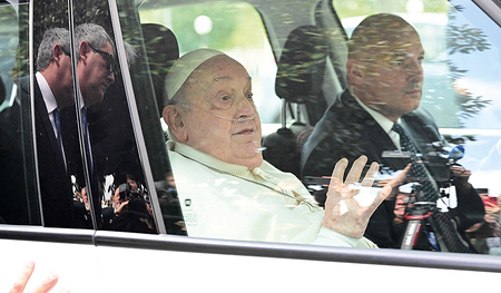 Der Papst auf dem Beifahrersitz: Franziskus verließ die Klinik, um sich zuhause weiter auszukurieren.  