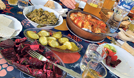 Zum schmackhaften Essen gibt es georgischen Wein. Georgien zählt zu den ältesten Weinbaugebieten der Welt, mehr als 530 Weintraubensorten gibt es, 82 Weinsorten allein in Kachetien im Osten Georgiens.  