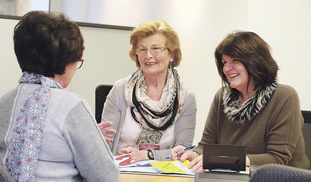 Gerhild Schuster (links) und Christa Hödl sind ehrenamtliche Kundenbetreuerinnen der Zweiten Sparkasse. Bis zu ihrer Pensionierung waren sie in der Sparkasse OÖ tätig.   
