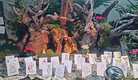 Die Krippe füllt sich nach und nach mit Lebens- und Glaubenserfahrungen der Pfarrangehörigen.  