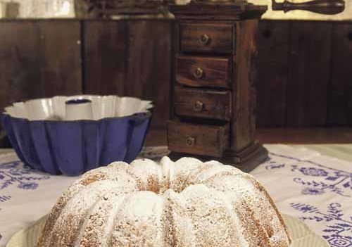 Guglhupf im Wiener Kaffeehaus, Mehlspeise - Viennese cuisine, Ring cake