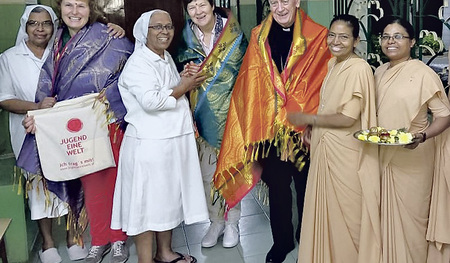 Begegnungen in Indien. Hildegard Pesendorfer (2. von links), Sr. Maria Rathgeb (Mitte) und Bischof Ludwig Schwarz lernten die Arbeit der Salesianer Don Boscos in Indien näher kennen.   