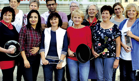 Mit Topf und Löffel: Christine Schilcher (vorne links) mit ehrenamtlichen Mitarbeiterinnen und Mitarbeitern    