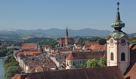 Blick auf das Zentrum von Steyr: Hinten in der Mitte die Stadtpfarrkirche, vorne rechts ein Turm von St. Michael.  