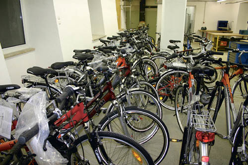 Katholische Journalisten aus Anla? des Franz von Sales Essens 2007 kurz vor der Er?ffnung in den neuen R?umlichkeiten der Bisch?flichen Arbeitslosenstiftung und vom Fahrradzentrum B7R?der, Radwerkstatt, Rad, Fahrrad, Fahrr?der