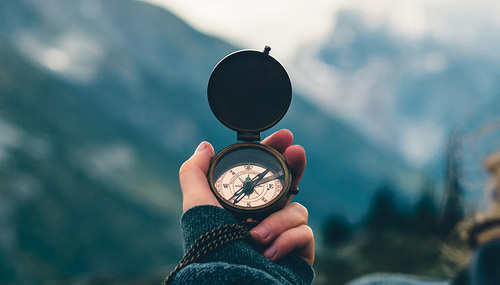 unsplash.com / Ali Kazal Christ/in zu werden bedeutet, einen neuen Kompass im Leben zu wählen.