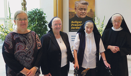 Die Salvatorianerin Sr. Wilbirg Heumel (3. von links)feierte ihr 65-jähriges Professjubiläum.