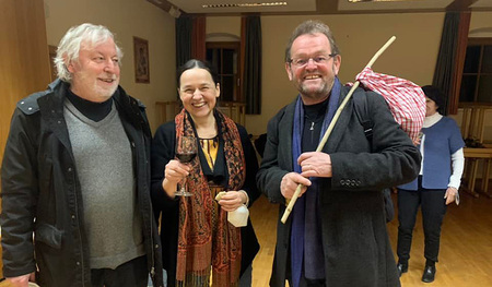 Als Danke für seinen Vortrag bekam Ferdinand Kaineder (rechts im Bild) ein Bschoad-Binkerl mit vielen regionalen Köstlichkeiten vom kbw-Team geschenkt.