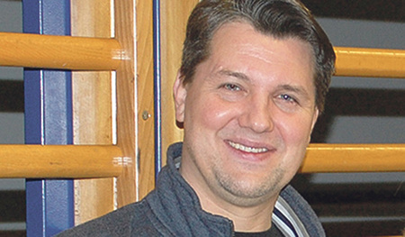 Die T-Shirts von Mathelehrer Rainer Klambauer (im Bild) waren bei der Versteigerung heiß begehrt.  