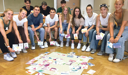 Miteinander ins Gespräch kommen und Anteil nehmen lassen: Mit Hilfe der „Schatzkarten“ teilen die Schüler:innen der 9LA (Leistungssportklasse) ihre Ferienerfahrungen untereinander und mit ihrem Religionslehrer.