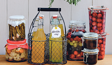 Mit einfachen und zum Teil lange erprobten Methoden lassen sich Obst und Gemüse auf natürliche Weise konservieren.   