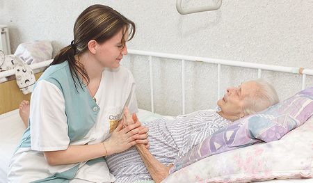 Auf die persönliche Nähe zu den kranken Menschen komme es an, sagt Papst Franziskus in seiner Botschaft zum Welttag der Kranken am 11. Februar.