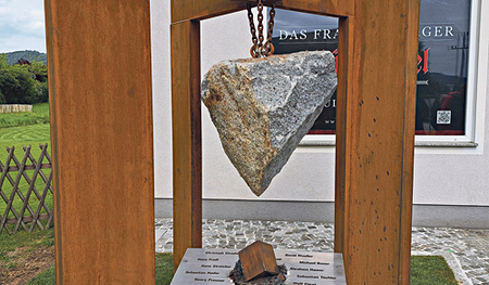 Das Denkmal „Seid wachsam“ von Maria Moser.  