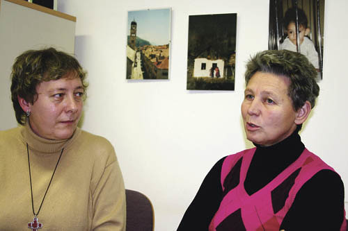 Sr. Elisabeth Jakubowitz von der Di?zese Novosibirsk und Ludmilla Kapustina von der Di?zese Irkutsk im B?ro der Caritas Auslandshilfe Linz. Die  Di?zesen Novosibirsk und Irkutsk, die beiden sind die gr??te und zweitgr??te Di?zese der Welt, haben eine