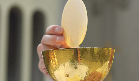 Das Wort „Priester“ leitet sich von dem griechischen „presbyteros“, der Ältere, ab. Schon zur Zeit des Neuen Testaments hing es nicht mehr von Lebensjahren ab, sondern war eine Amtsbezeichnung.    