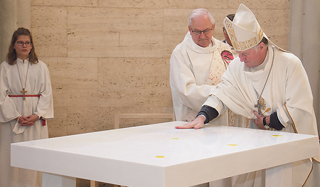 Bischof Manfred Scheuer weihte den neuen Altar.   