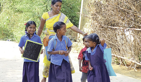 Die Inderin Jhansi lebt mit ihren vier Kindern im südindischen Dorf Jivaladine.  