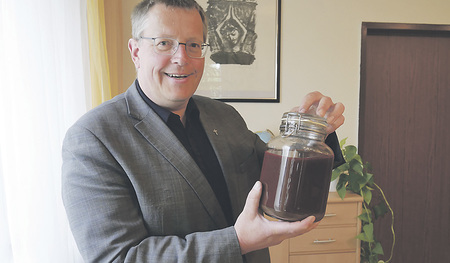 Pfarrer Klemens Hofmann setzt in seiner Freizeit u.a. - hervorragende - Liköre an.