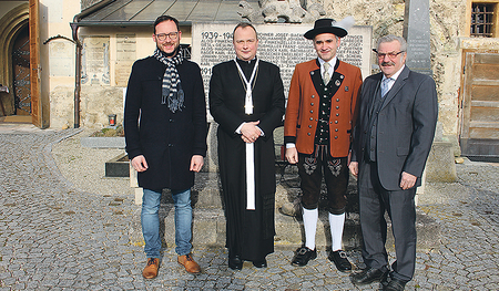 Bankstellenleiter Thomas Schachinger (von links), Seelsorger Propst Markus Grasl vom Chorherrenstift Reichersberg , Musikvereins-obmann Herbert Windsperger und Beauftragter des Schwarzen Kreuzes der Ortsgruppe Kirchdorf Franz Danninger.